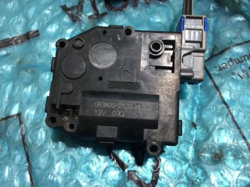 Моторчик заслонки отопителя Toyota Land Cruiser 200 8710628170