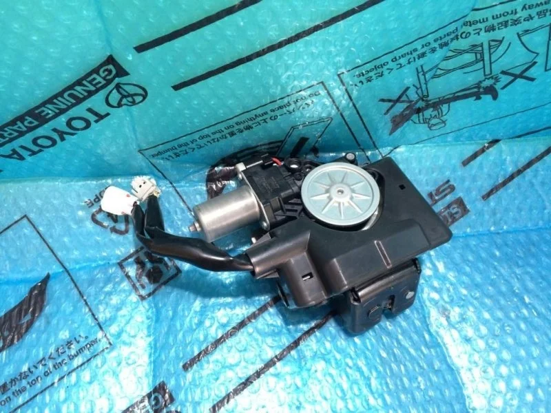 Замок двери багажника верхней Toyota Land Cruiser 200 2016 6935060191 4.5