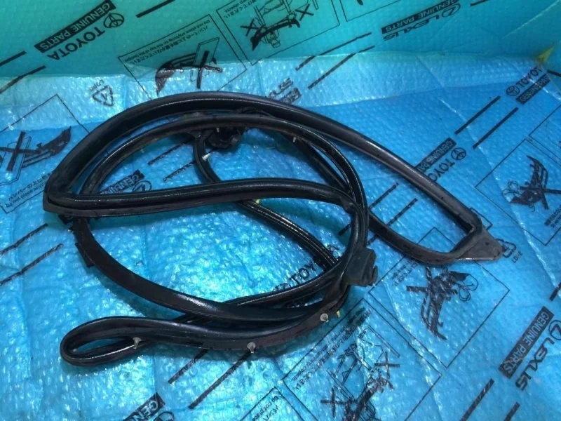 Уплотнитель двери Lexus Lx570 2010 6787260110 5.7