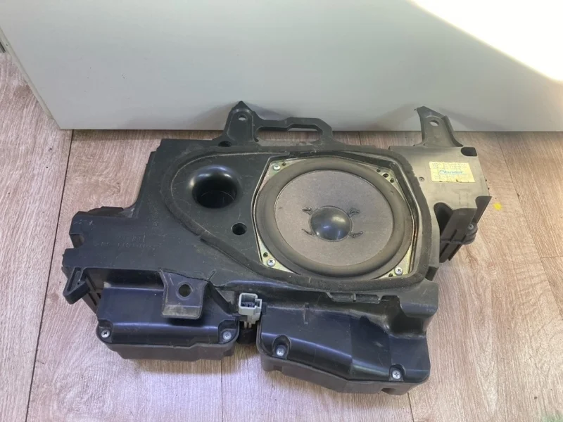 Сабвуфер Toyota Land Cruiser (120)-Prado 2002-2009 8615060110