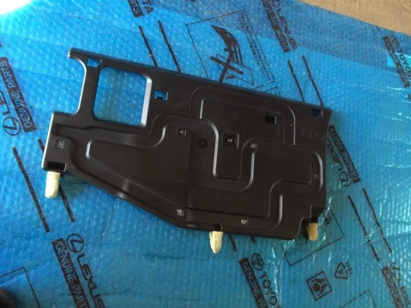 Накладка торпедо под бардачок нижняя Lexus Lx570 2010 5560760110 5.7
