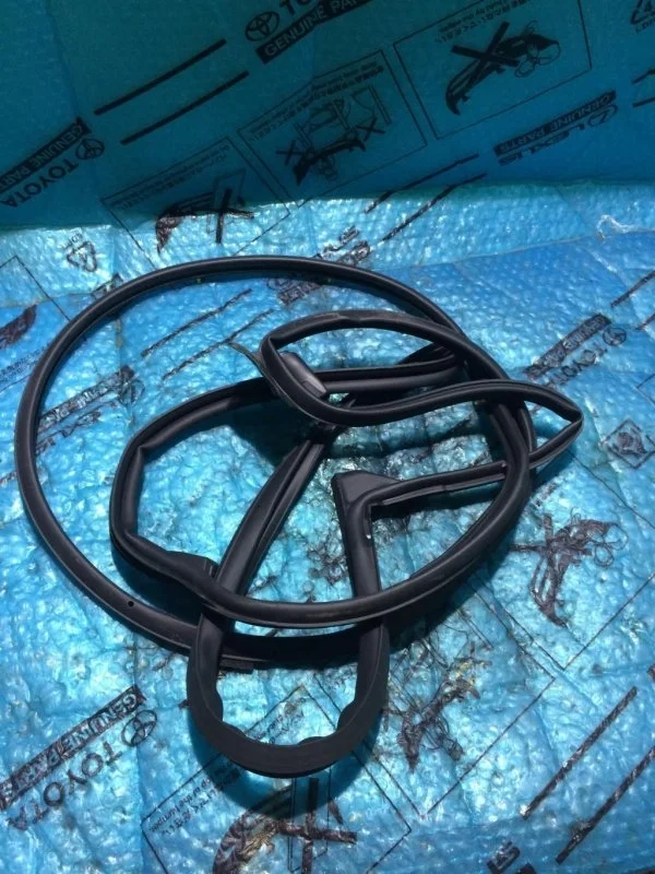 Уплотнитель двери Toyota Land Cruiser 200 2018 6787260110 4.5
