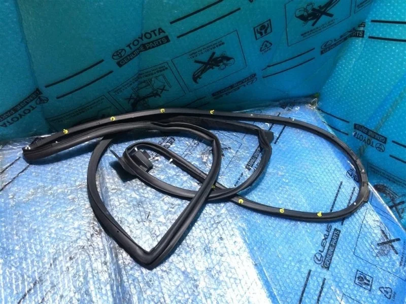 Уплотнитель двери Toyota Land Cruiser 200 2018 6787260110 4