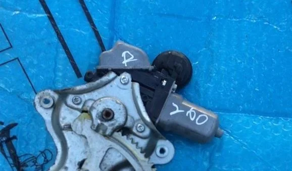 Моторчик стеклоподъемника задний правый Toyota Land Cruiser 200 2012 8572060161 4