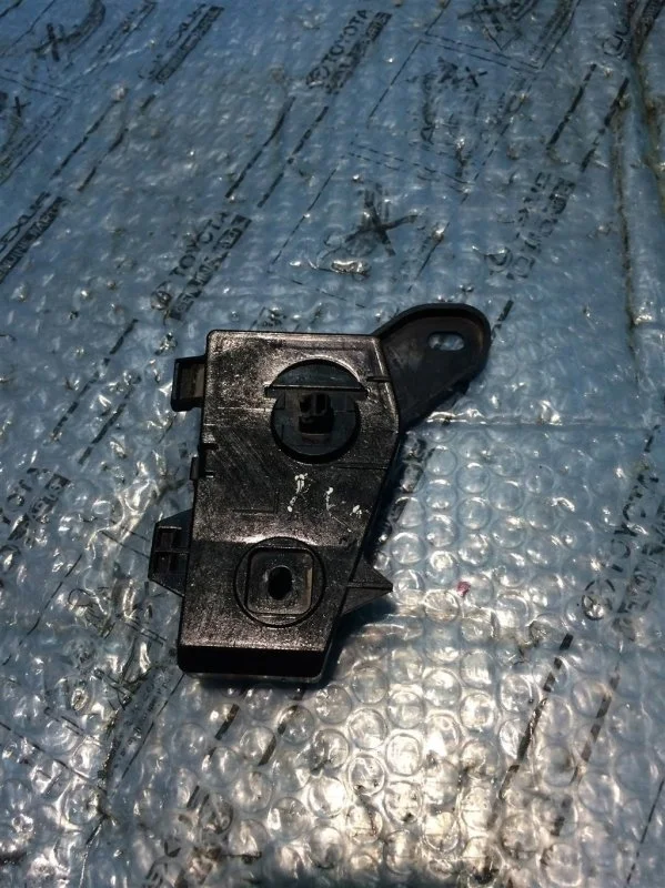 Кронштейн заднего бампера левый Lexus Rx-300/330/350/400H 2003-2009 5215648011