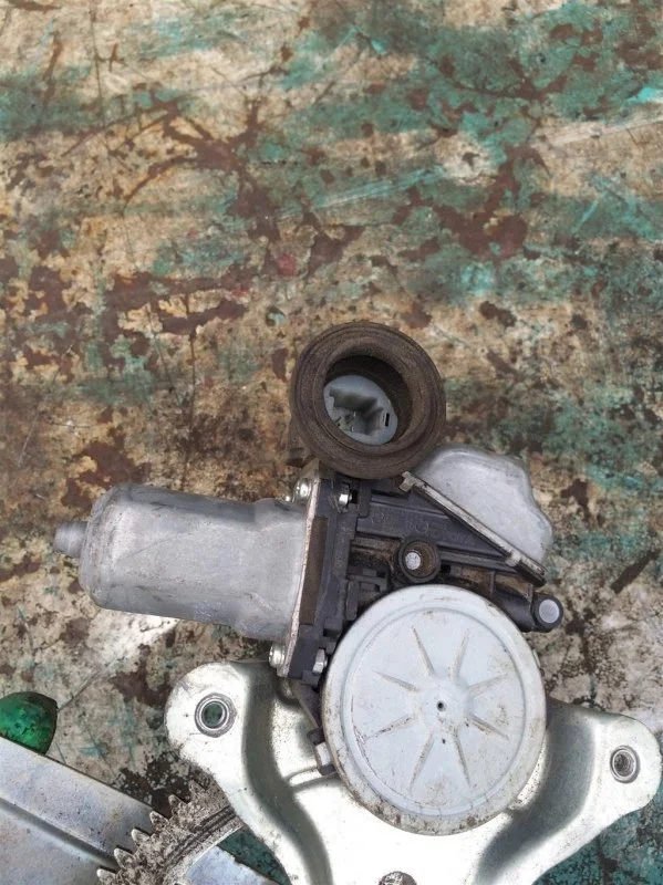 Моторчик стеклоподъемника задний правый Toyota Land Cruiser 200 8572060162