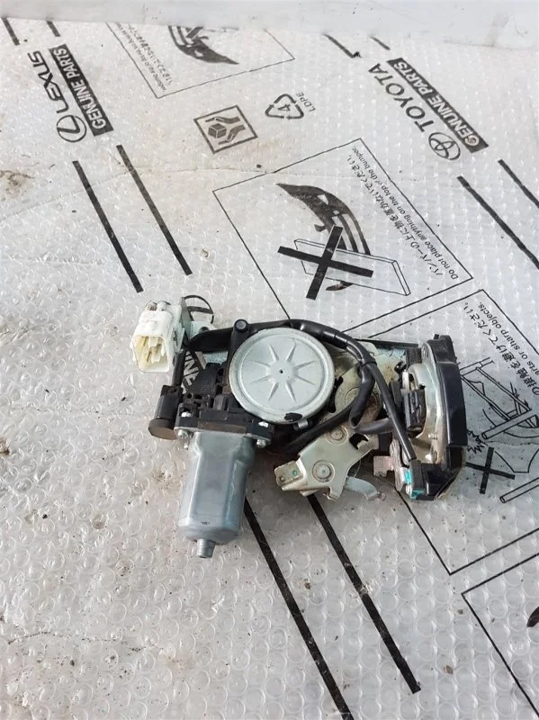 Замок багажника Toyota Land Cruiser 200 2019 6938060071