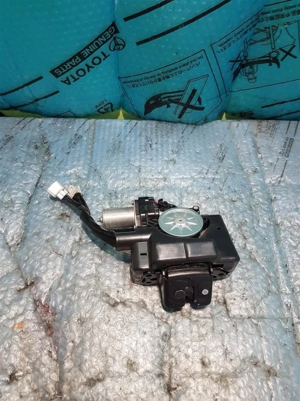 Замок двери багажника верхней Toyota Land Cruiser 200 2019 6935060191