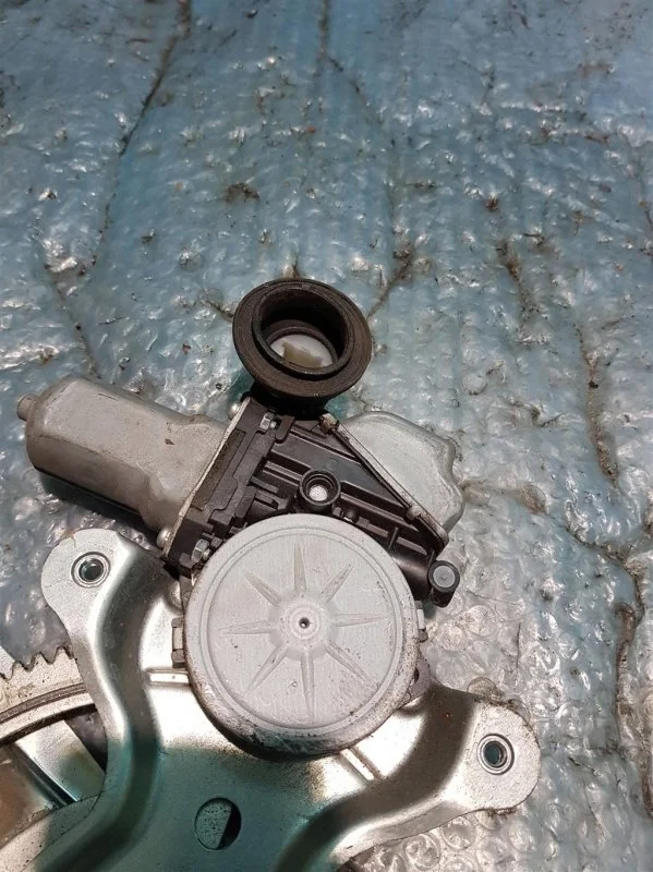 Моторчик стеклоподъемника задний правый Toyota Land Cruiser 200 8572060162