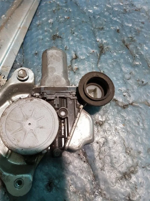 Моторчик стеклоподъемника задний правый Toyota Land Cruiser 200 8572060161