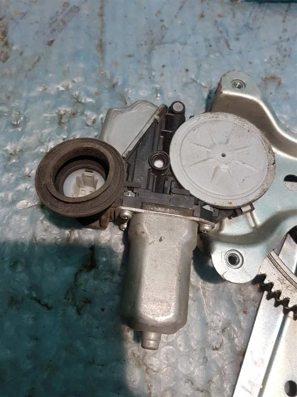 Моторчик стеклоподъемника задний правый Toyota Land Cruiser 200 8572060161