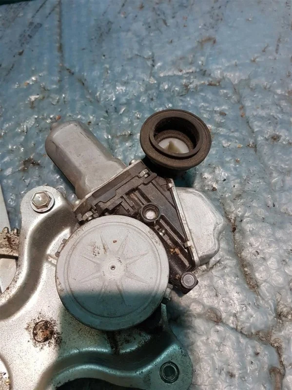 Моторчик стеклоподъемника задний правый Lexus Lx570 8572060161