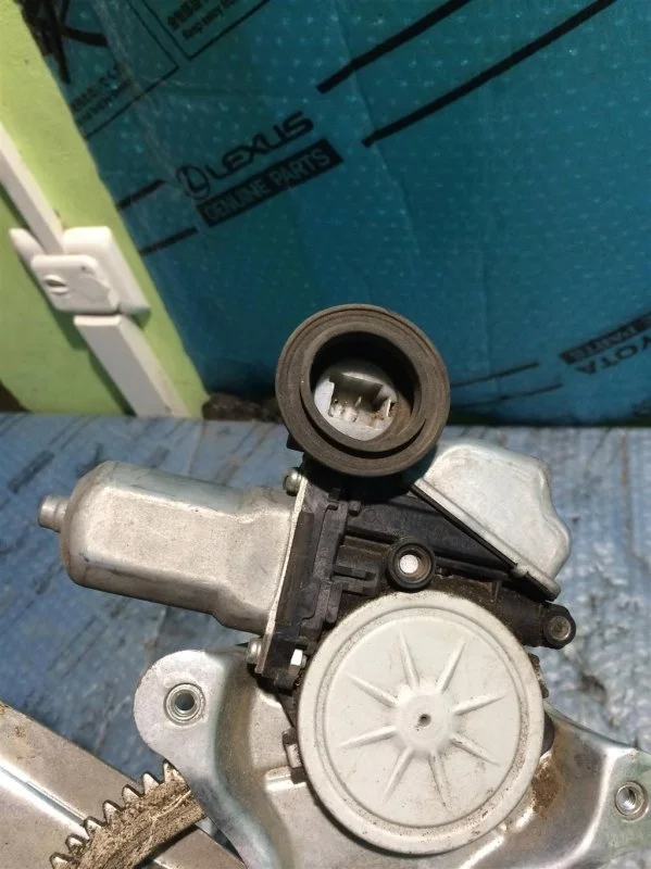 Моторчик стеклоподъемника задний правый Toyota Land Cruiser 200 8572060162