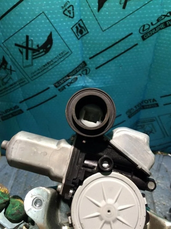 Моторчик стеклоподъемника задний правый Toyota Land Cruiser 200 2014 8572060162 4