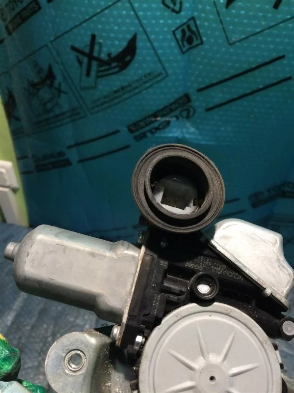 Моторчик стеклоподъемника задний правый Toyota Land Cruiser 200 8572060161