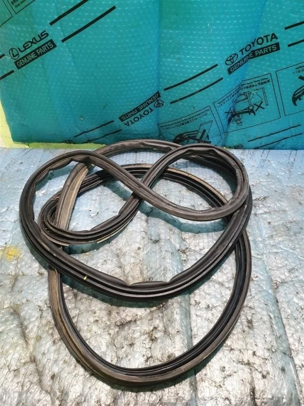 Уплотнитель багажника Toyota Land Cruiser 200 2015 6788160120 4