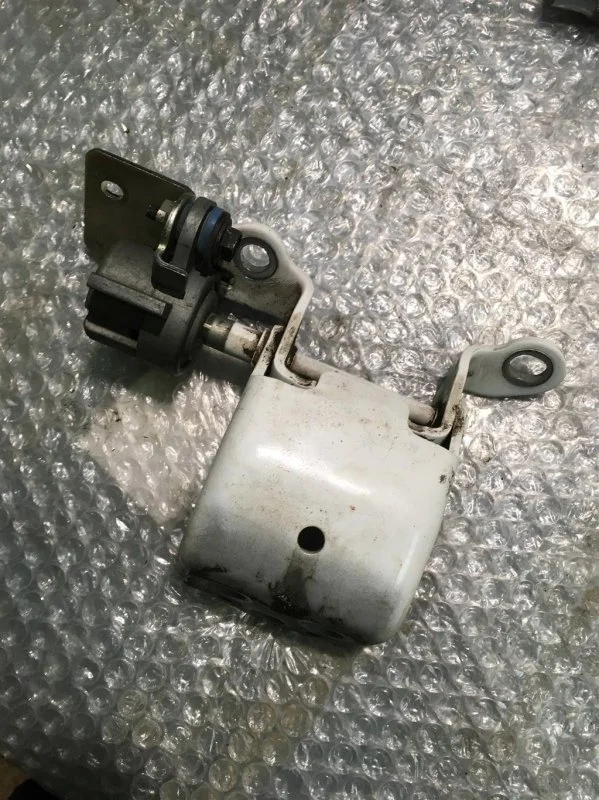 Петля двери багажника нижняя Toyota Land Cruiser 200 2013 6612060020 4