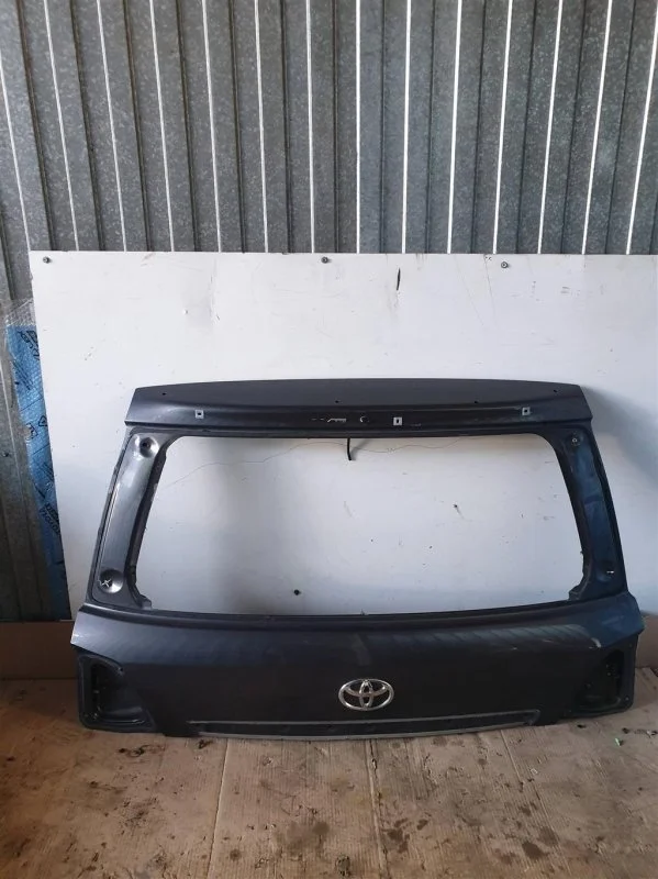 Дверь багажника верхняя Toyota Land Cruiser 200 6700560G60