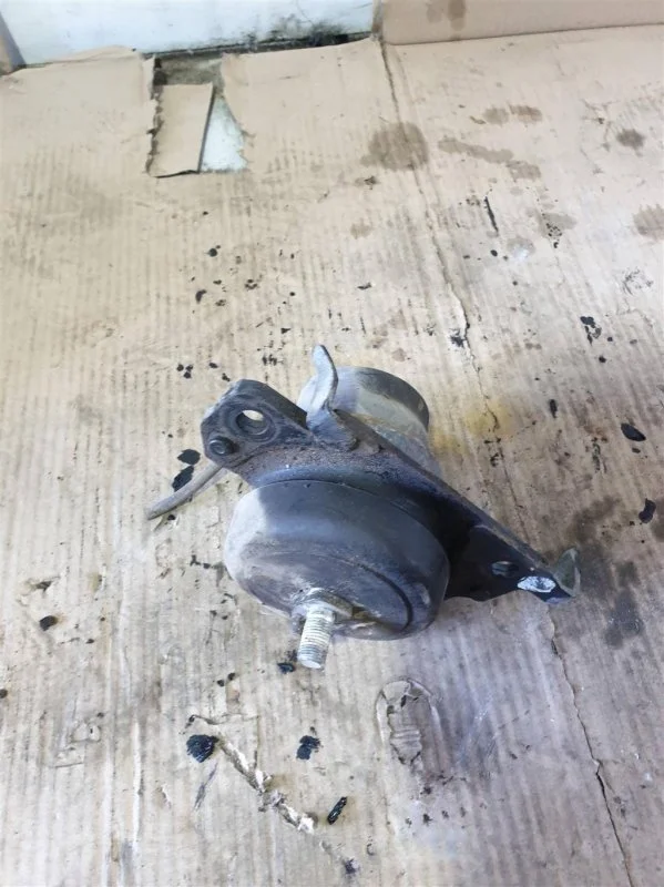 Опора двигателя передняя Toyota Land Cruiser 200 2013 1236151030 4