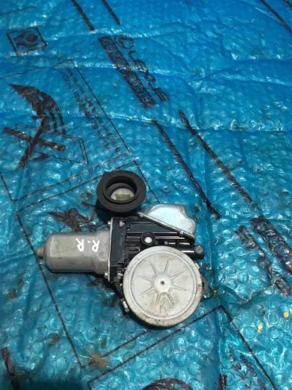 Моторчик стеклоподъемника задний правый Toyota Land Cruiser 200 2012 8572060161 4
