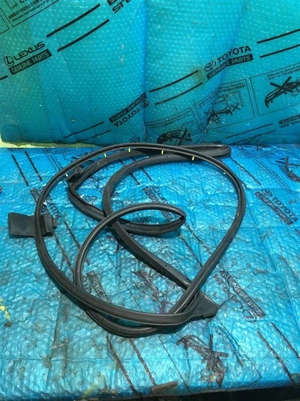Уплотнитель двери Toyota Land Cruiser 200 2016 6787260110 4
