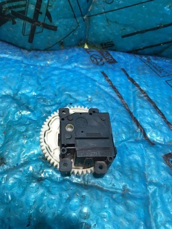 Моторчик заслонки отопителя Toyota Land Cruiser 200 8710628170