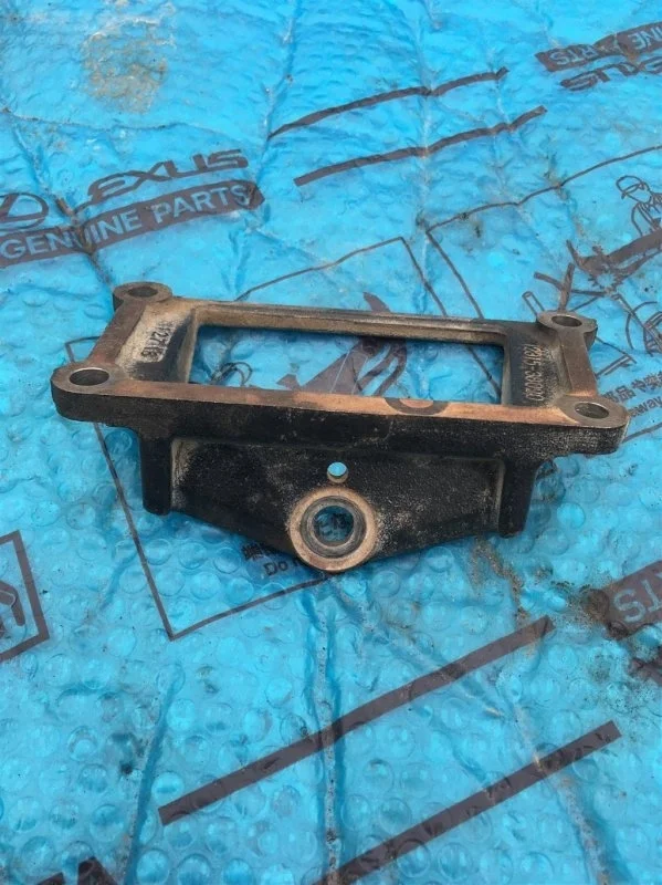 Кронштейн двигателя левый Toyota Land Cruiser 200 2012 1231538020 22
