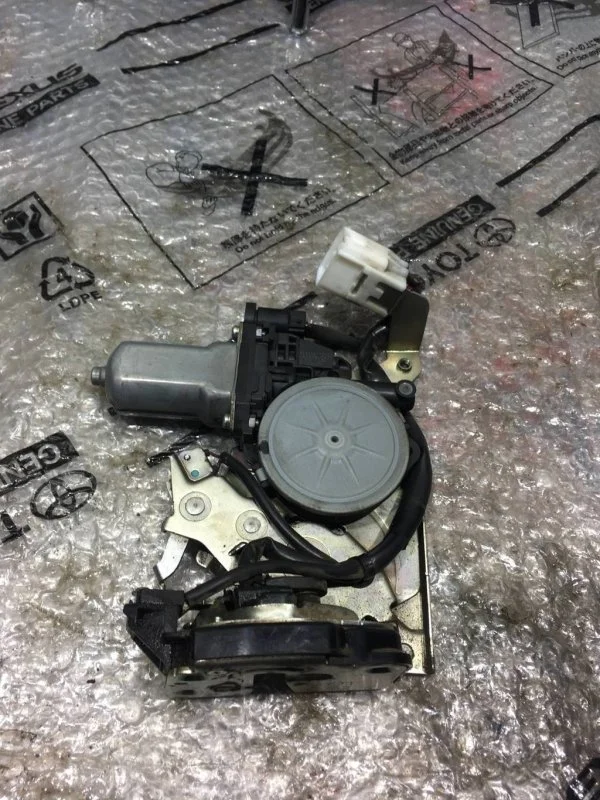 Замок багажника Toyota Land Cruiser 200 2013 6938060071 1VD-FTV 4.5