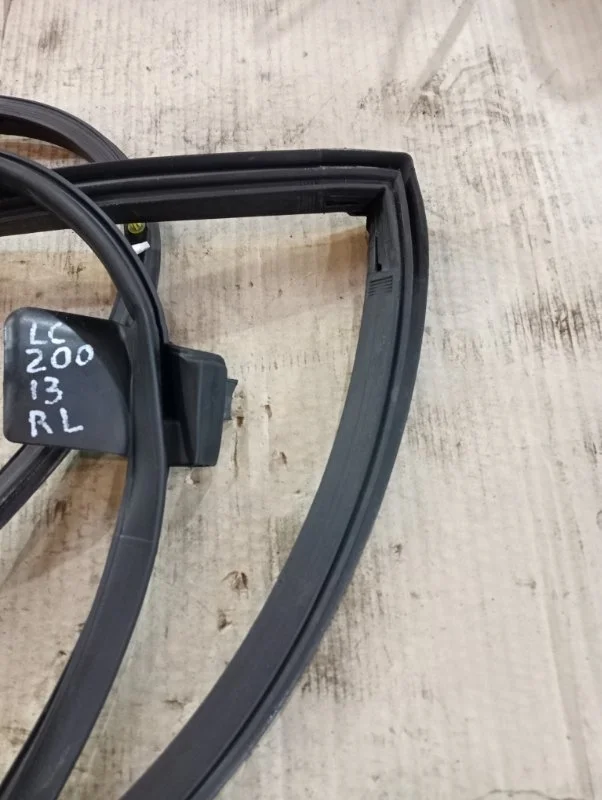 Уплотнитель двери Toyota Land Cruiser 200 2013 6787260110 1VD-FTV 4.5, задний левый