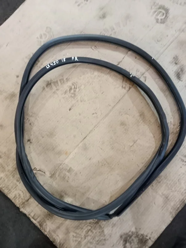 Уплотнитель двери передней правой(дверного проема) Lexus Lx450D 2015 6231160141 1VD-FTV 4.5