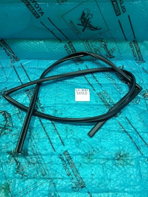 Уплотнитель стекла двери Toyota Land Cruiser 200 2020 6815260050 URJ202 4.6 1UR-FE, задний левый
