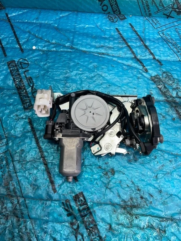 Замок багажника Toyota Land Cruiser 200 2020 6938060071 URJ202 4.6 1UR-FE, задний правый