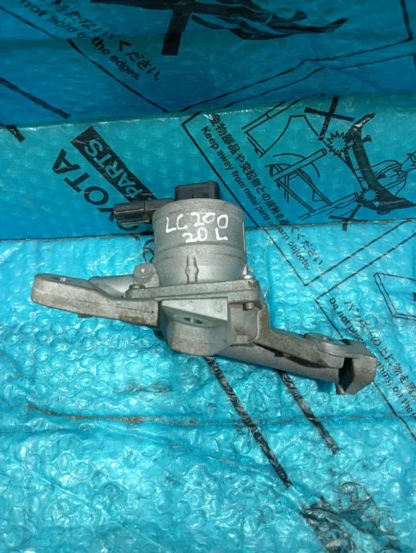 Клапан рециркуляции выхлопных газов Toyota Land Cruiser 200 2020 2570238062 URJ202 4.6 1UR-FE, левый