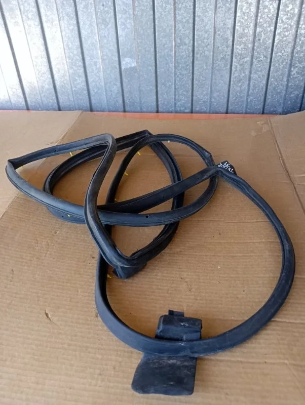 Уплотнитель двери Toyota Land Cruiser 200 2013 6787260110 1VD-FTV 4.5, задний левый