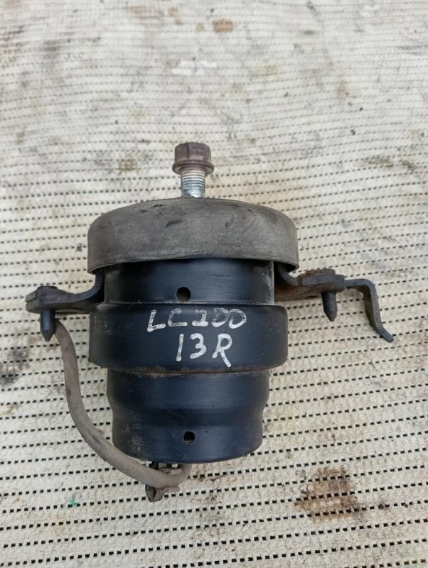 Опора двигателя правая Toyota Land Cruiser 200 2013 1236151030 URJ200 4.5 1VD-FTV, правая