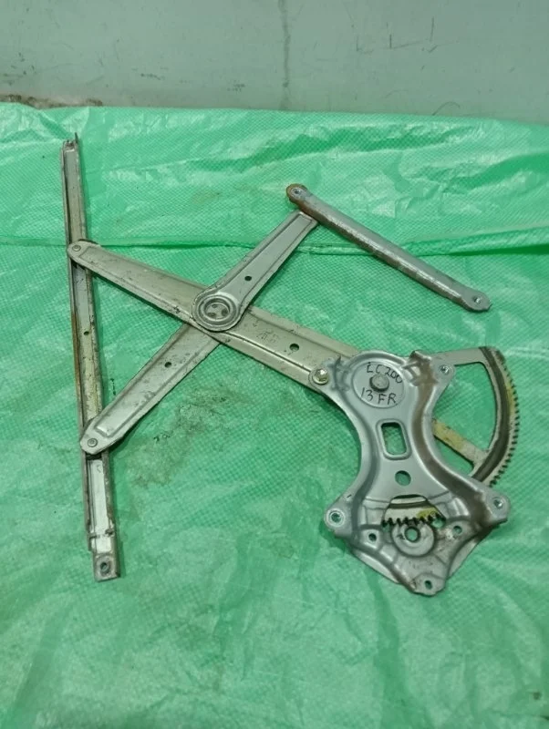 Стеклоподъемник электр. передний правый Toyota Land Cruiser 200 2013 6980160080 URJ200 4.5 1VD-FTV