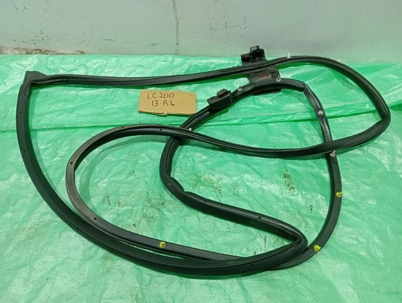 Уплотнитель двери Toyota Land Cruiser 200 2013 6787260110 URJ200 4.5 1VD-FTV, задний левый