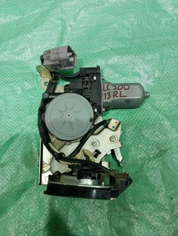 Замок двери багажника Toyota Land Cruiser 200 2013 6939060061 URJ200 4.5 1VD-FTV, задний левый