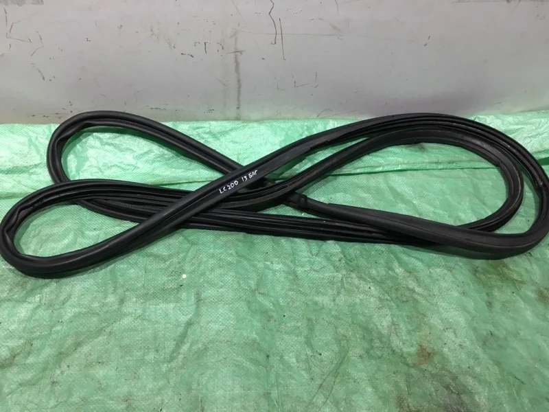 Уплотнитель багажника(проем крышки) Toyota Land Cruiser 200 2013 6788160120 URJ200 4.5 1VD-FTV