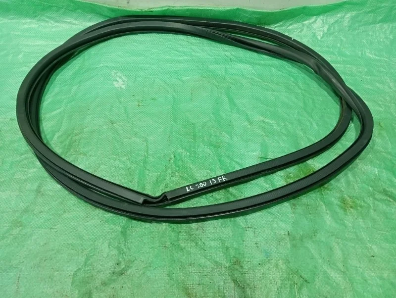 Уплотнитель двери Toyota Land Cruiser 200 2013 6231160141 URJ200 4.5 1VD-FTV, передний правый