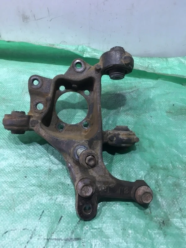 Кулак поворотный задний правый Toyota Camry 2018 4230433050 V70 2GRFKS, задний правый