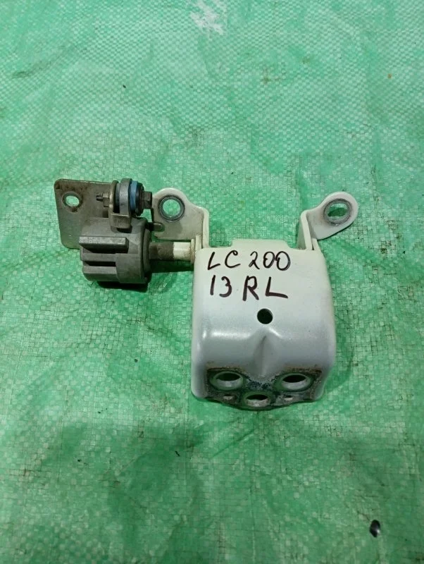 Петля двери багажника нижняя Toyota Land Cruiser 200 2013 6612060020 URJ200 4.5 1VD-FTV, левая