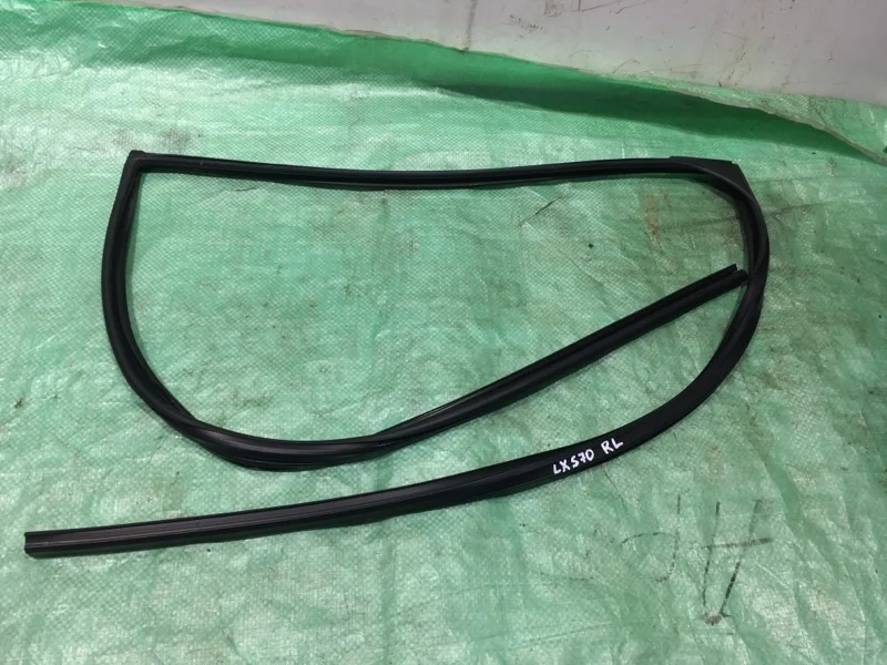 Уплотнитель стекла двери Lexus Lx570 2016 6815260050 URJ200 3UR-FE 5.7