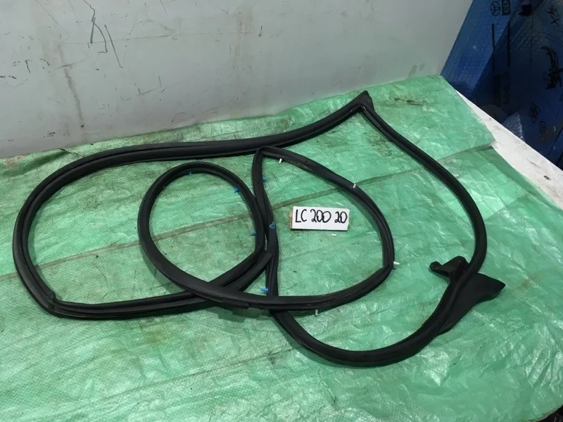 Уплотнитель двери Toyota Land Cruiser 200 2020 6786160150 URJ202 4.5 1VD-FTV, передний правый