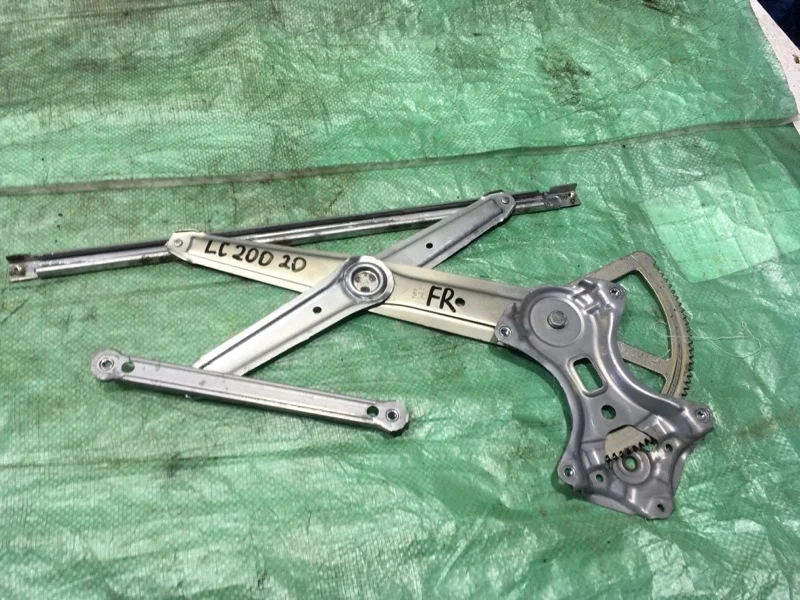 Стеклоподъемник электр. передний правый Toyota Land Cruiser 200 2020 6980160080 URJ202 4.5 1VD-FTV