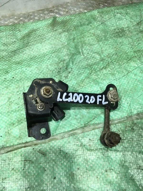 Датчик регулировки дорож. просвета Toyota Land Cruiser 200 2020 8940660030 URJ202 4.5 1VD-FTV, передний левый