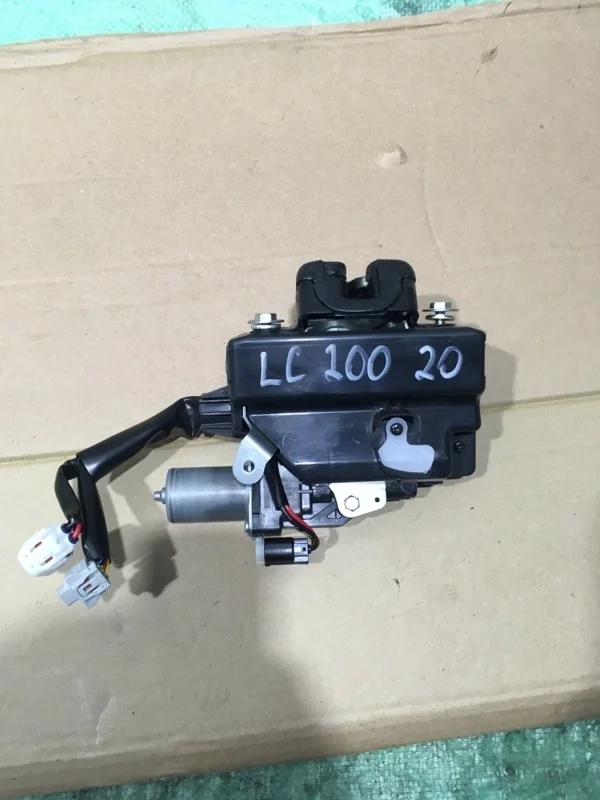 Замок двери багажника верхней Toyota Land Cruiser 200 2020 6935060191 URJ202 4.5 1VD-FTV, задний