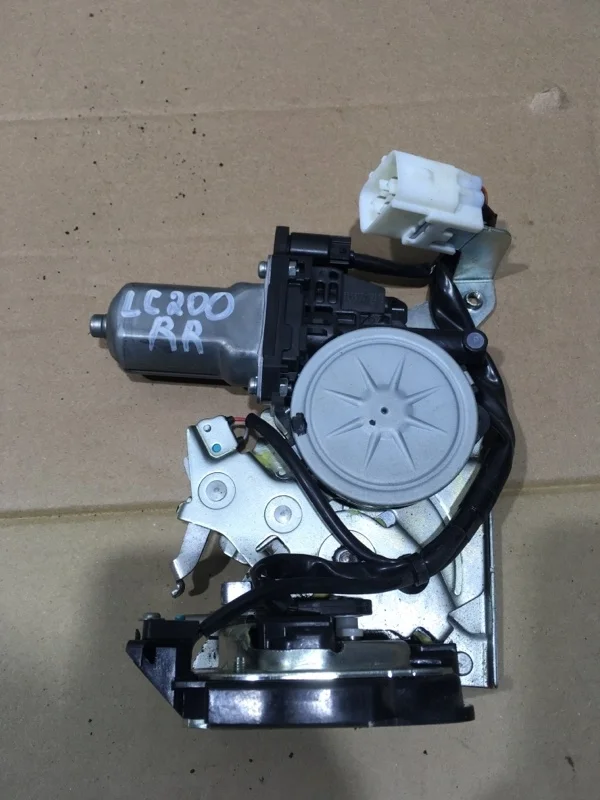 Замок двери багажника Toyota Land Cruiser 200 2020 6938060071 URJ202 4.5 1VD-FTV, задний правый