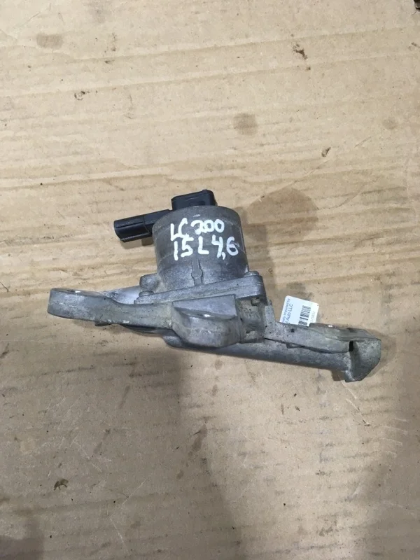Клапан рециркуляции выхлопных газов Toyota Land Cruiser 200 2015 2570238062 URJ202 4.6 1UR-FE, левый