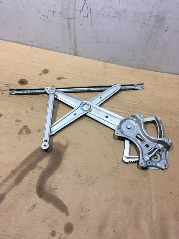 Стеклоподъемник электр. передний правый Toyota Land Cruiser 200 2015 6980160080 URJ202 4.6 1UR-FE